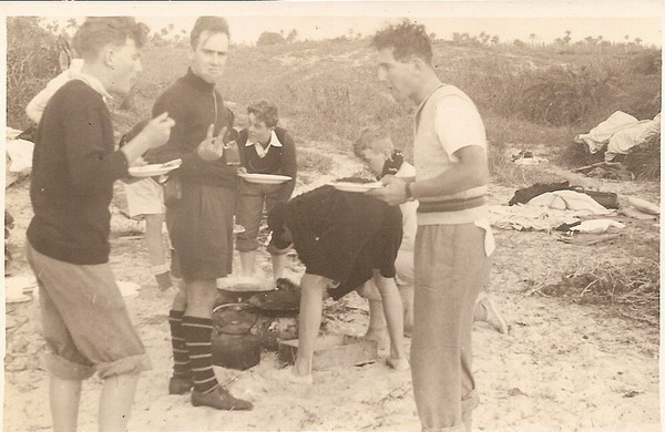 Midshipman Jeremy Nash Midshipman JohnBartlett   Midshipman NigelFawcett Midshipman Frodsham Lieutenant John North breakfast on beach\n