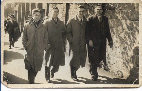 Jack and Edward Payne (brothers of Stanley) on left, Murray Platt (half brother) and a friend Jack Gow on right This photo of Stanley's brothers is the nearest likeness to him