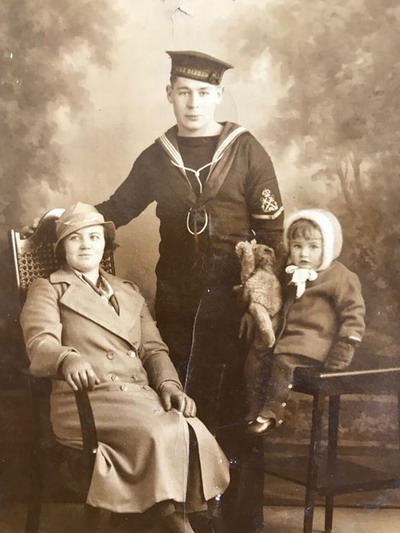 Wally Thorne with wife Margaret and daughter Nora